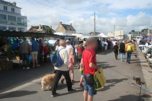 Grandcamp Maisy - Le marché du dimanche en saison